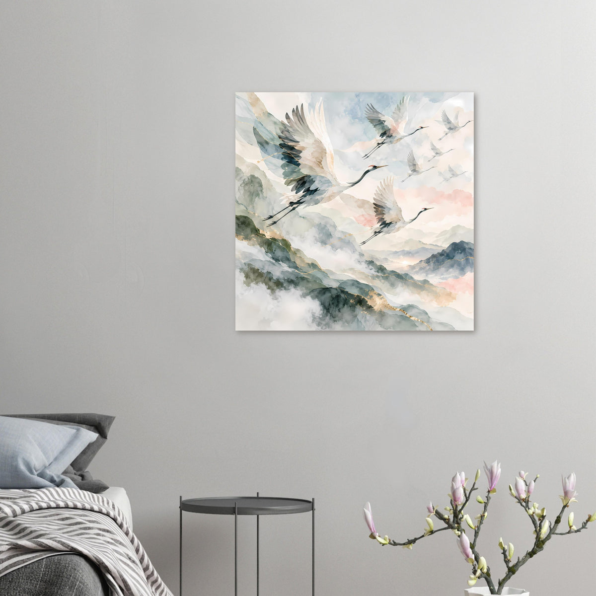 Quadratisches Poster mit fliegenden Kranichen in Aquarellfarben und goldfarbenen Akzenten