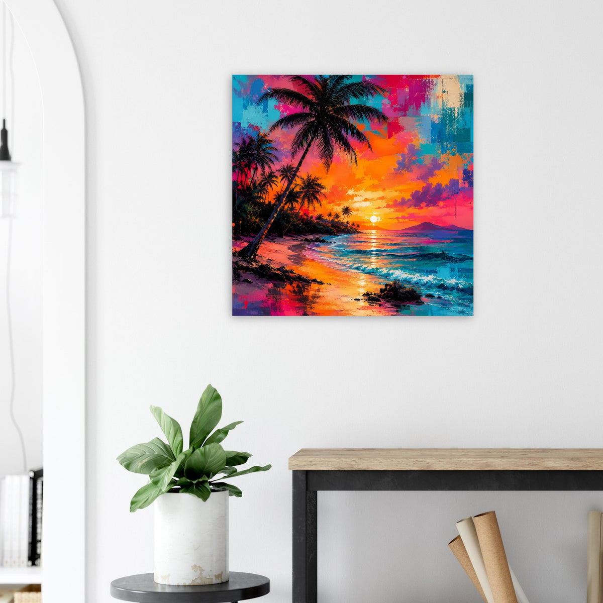 Quadratisches Poster mit Palmen am Strand und leuchtendem Sonnenuntergang in Neonfarben.