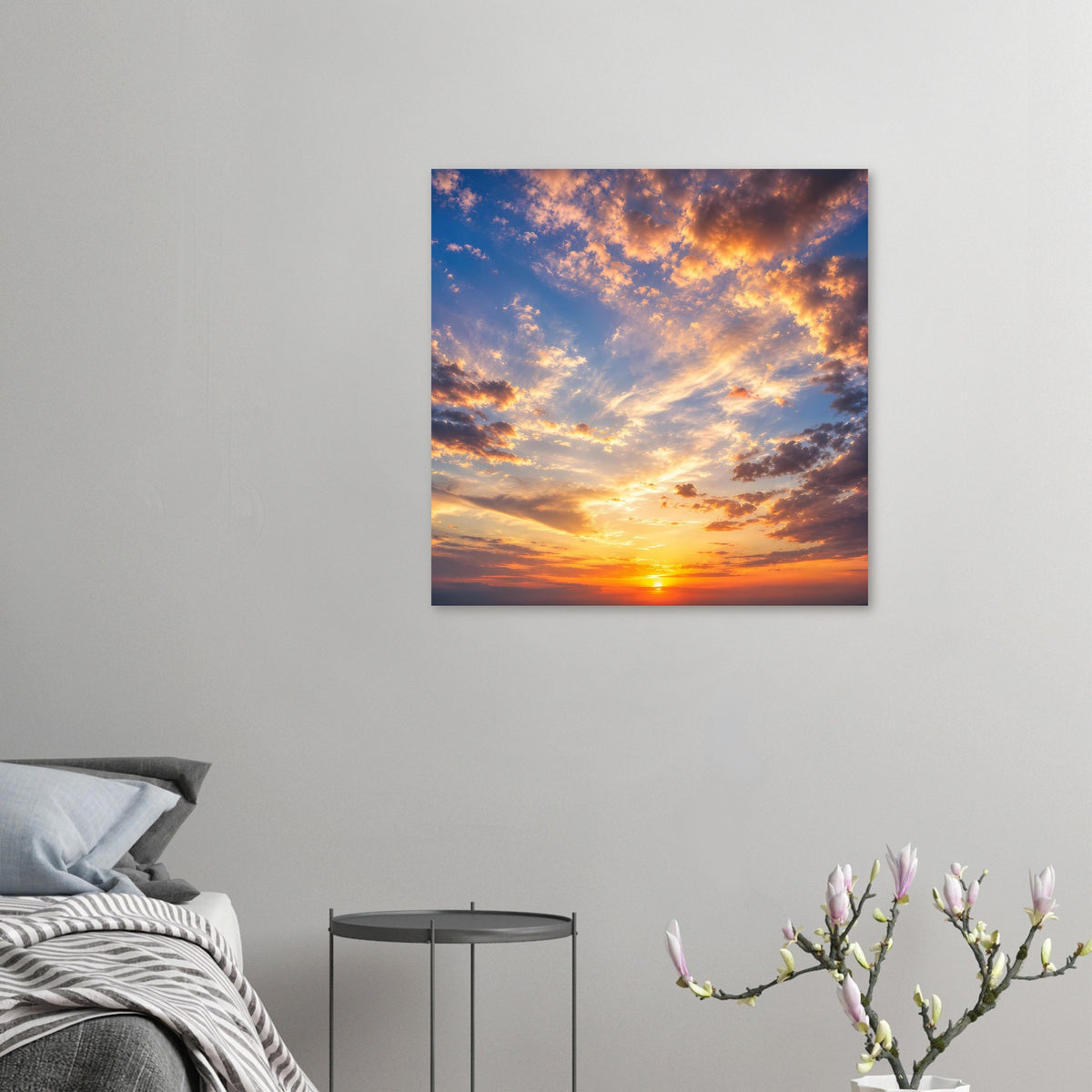 Sonnenuntergangsposter im Kleinformat an der Wand über Bett und Blumenstrauß