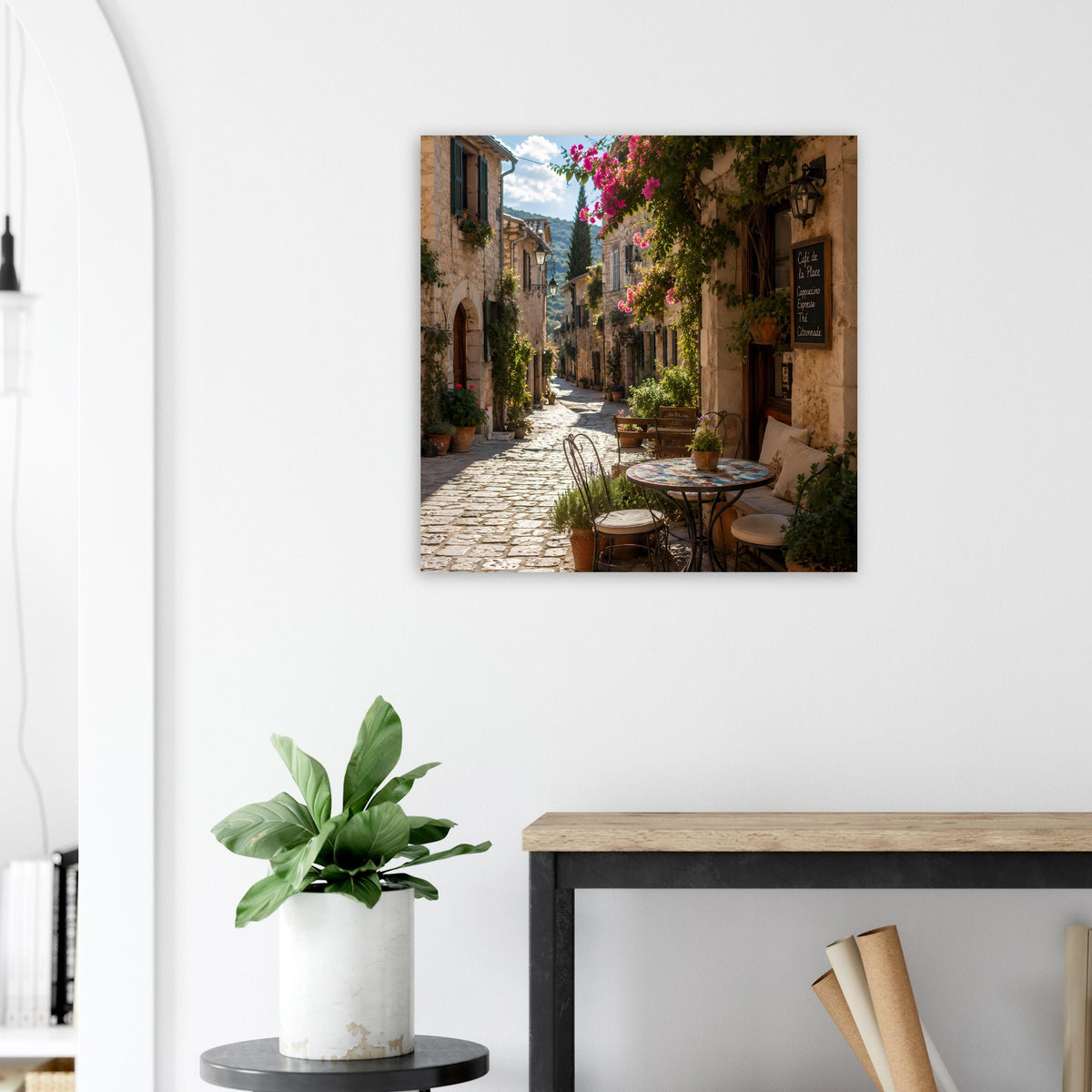 Poster mit sonniger Altstadtgasse und Café-Sitzplatz