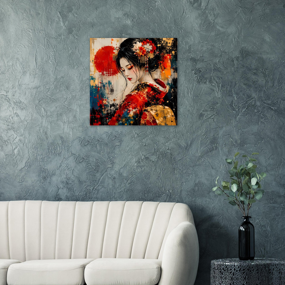 Wandposter mit Geisha im roten Kimono, goldene Akzente, schwarzer Haarschmuck mit weißen Blüten.