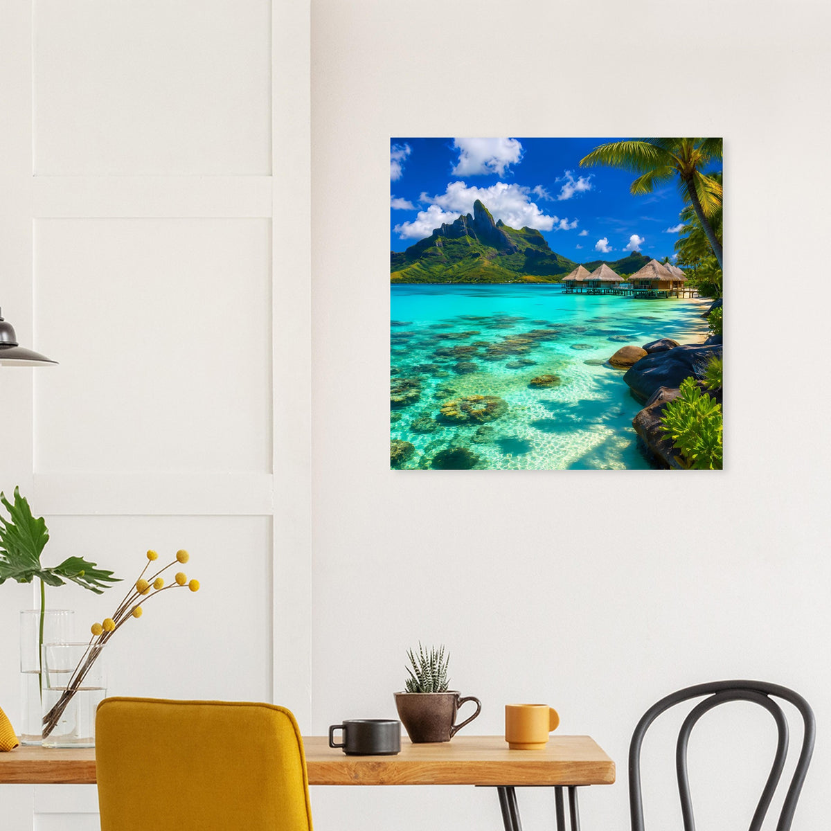 Gerahmtes Beach-Poster mit türkisfarbenem Wasser, Steg und tropischem Bergpanorama