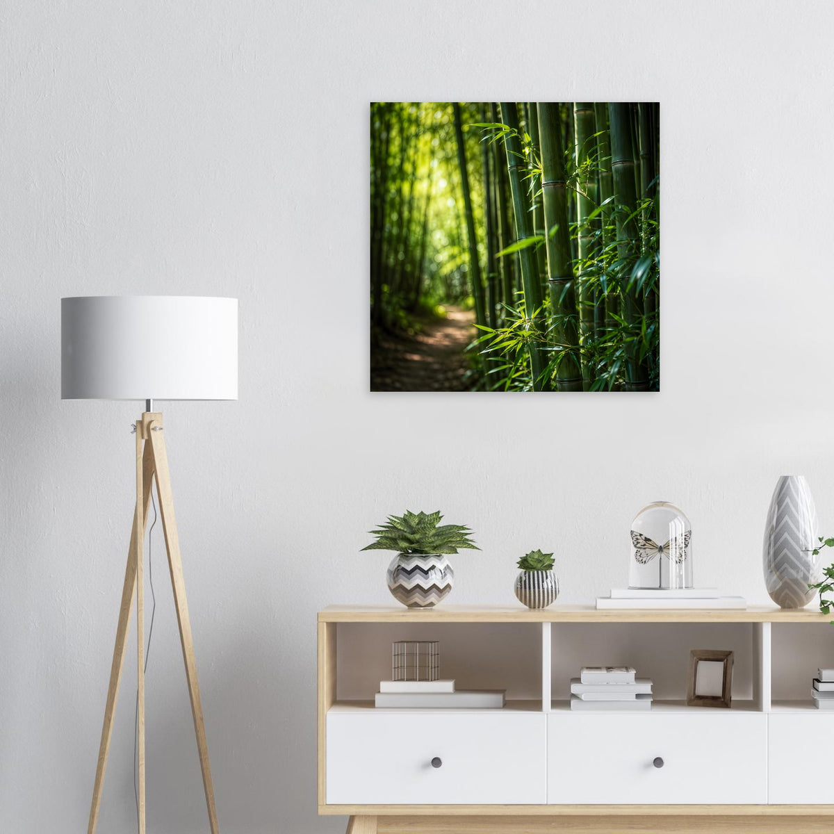 Quadratisches Bambuswald-Poster: grüner Bambushain mit Lichtblicken im Wald