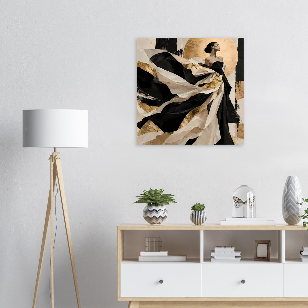Matte Kunstposter mit Frauensilhouette, schwarzen und beigen Stoffbahnen mit goldfarbenen Akzenten