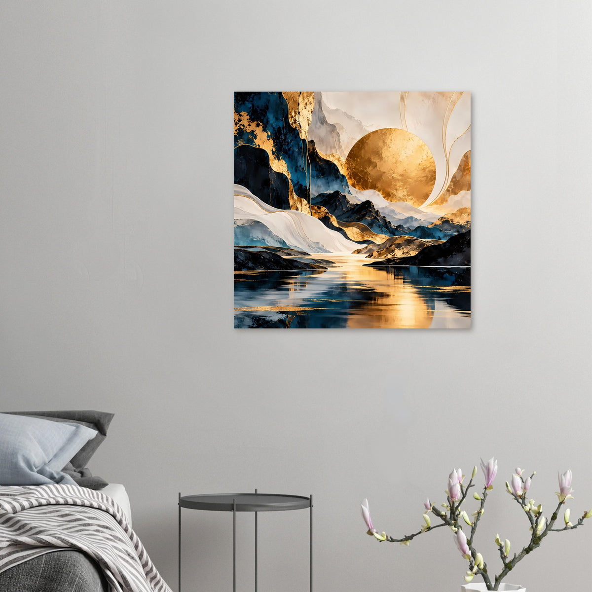 Abstraktes Kunstposter mit goldener Sonne, blau-schwarzen Bergen und Spiegelung im Wasser