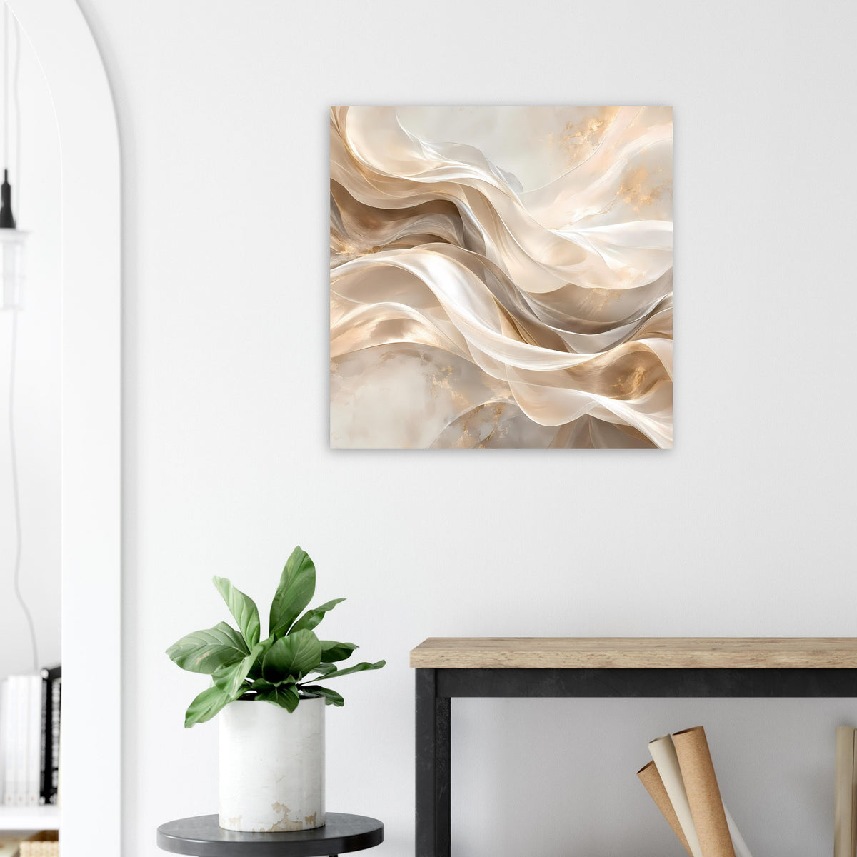 Quadratisches abstraktes Leinwand-Poster mit weichen Cremefalten und goldenen Highlights
