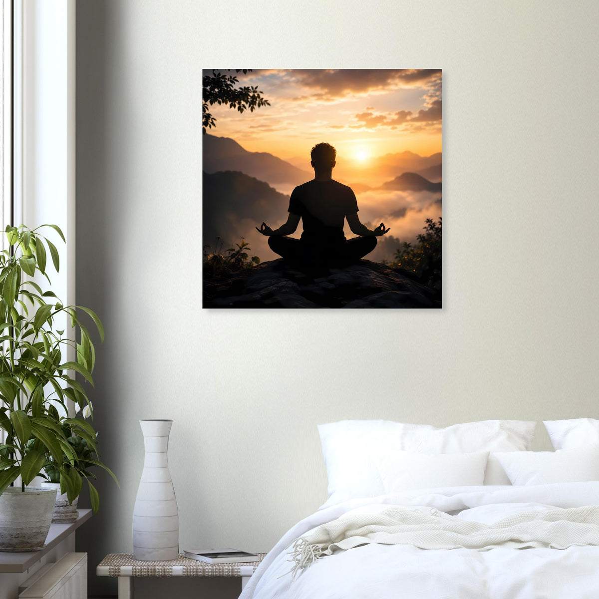 Quadratisches Poster: Silhouette im Lotussitz bei Sonnenuntergang über Bergtal, schwarz gerahmt