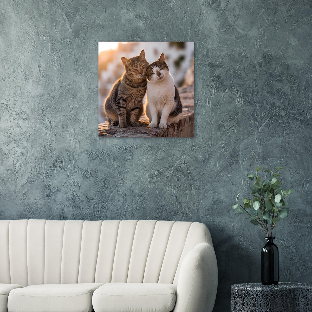 Poster mit zwei kuschelnden Katzen auf Steinmauer