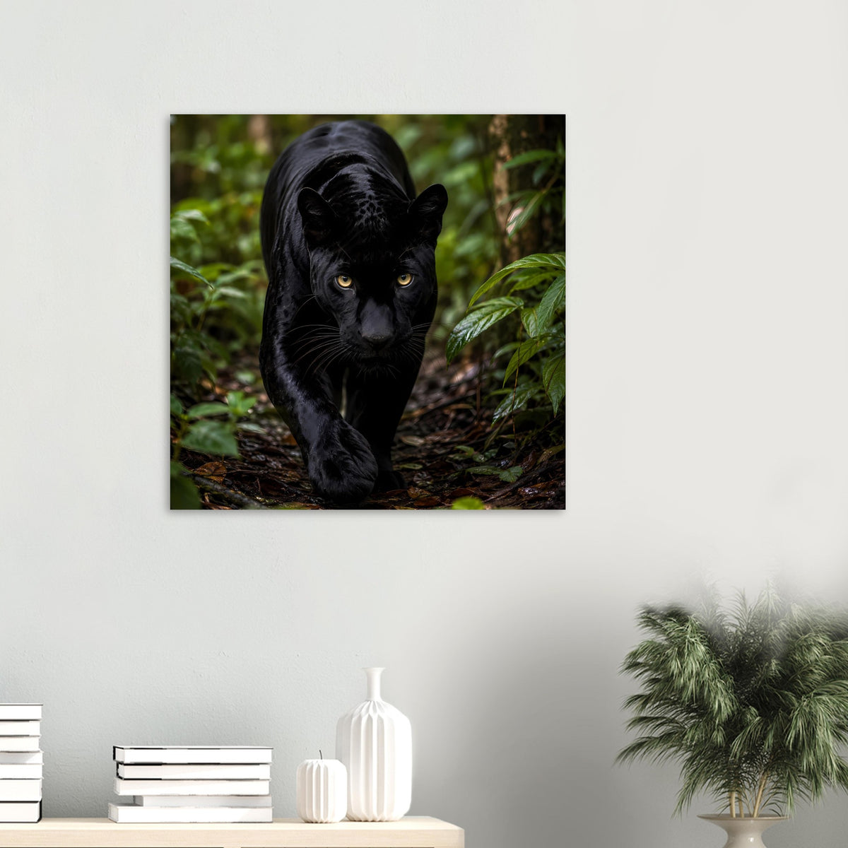 Wandposter mit schwarzem Panther im Gehen, vor grünen Pflanzen und Erde