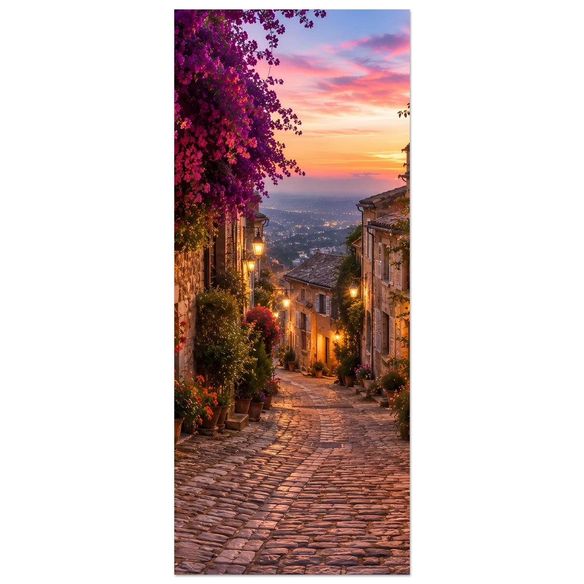 Wandposter Hochformat: Altstadtgasse mit lila Blüten und leuchtendem Sonnenuntergang