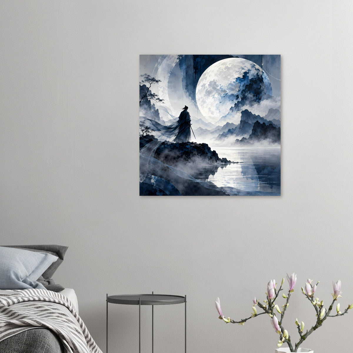 Kleines Poster an der Wand: Mond, Berge, Wasserreflexe und Samurai-Silhouette, blau-grau.
