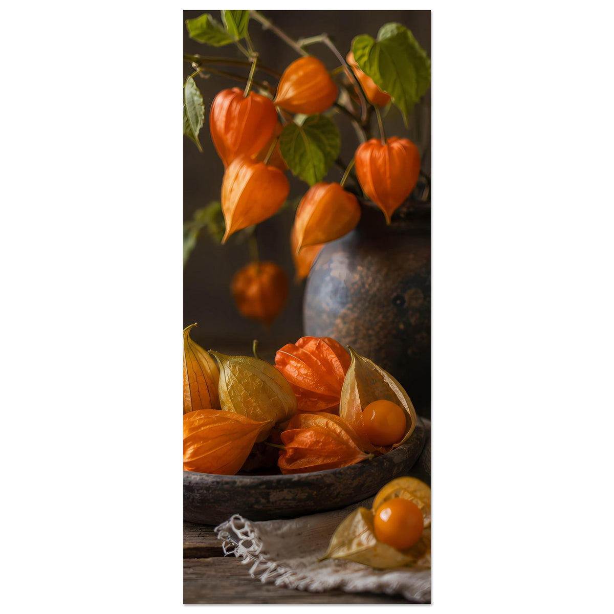 Vertikales Poster-Ausschnitt: Lampionblumen an dunkler Vase und Schale