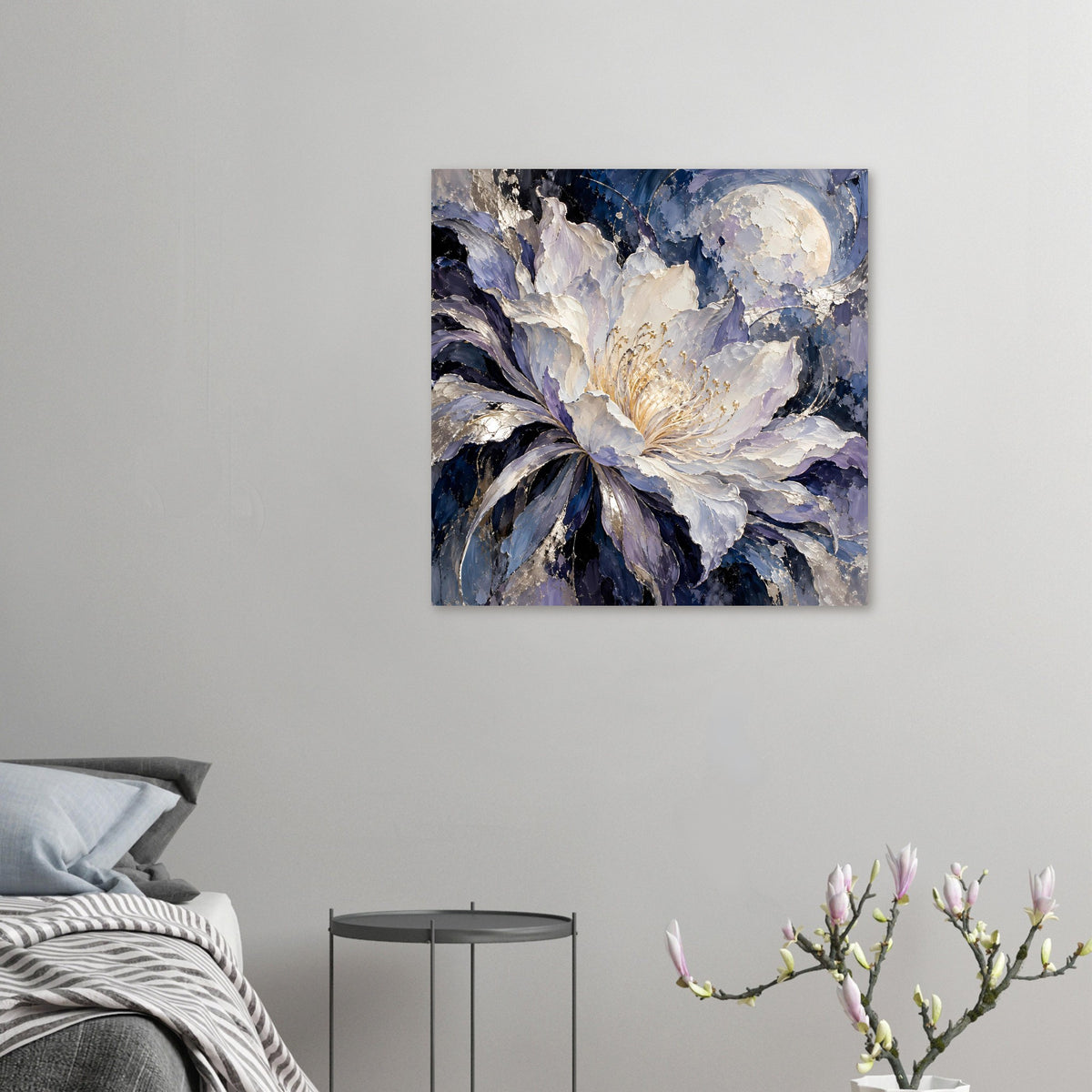 Kleines Poster mit abstrakter Blüte in Weiß, Blau und Violett an der Wand