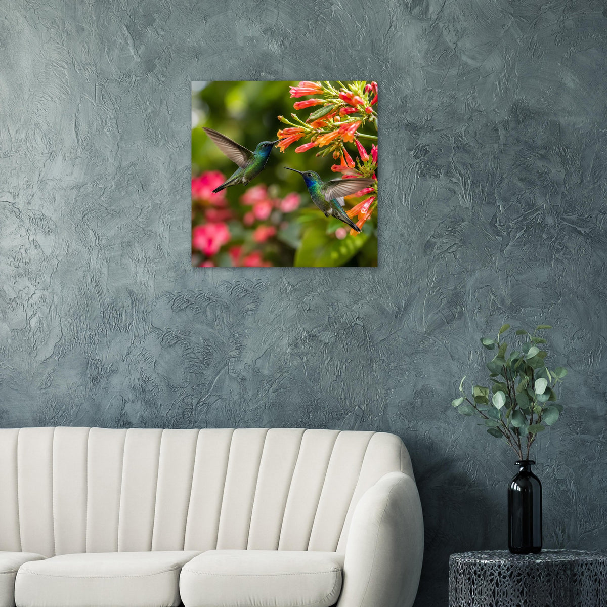 Poster mit zwei Kolibris im Flug vor roten Blüten