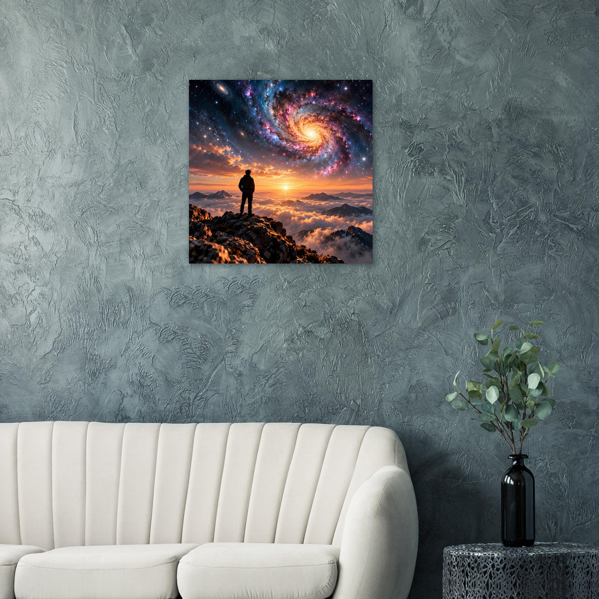 Quadratisches Poster mit Silhouette auf Felsen vor Sternenmeer und Spiralgalaxie
