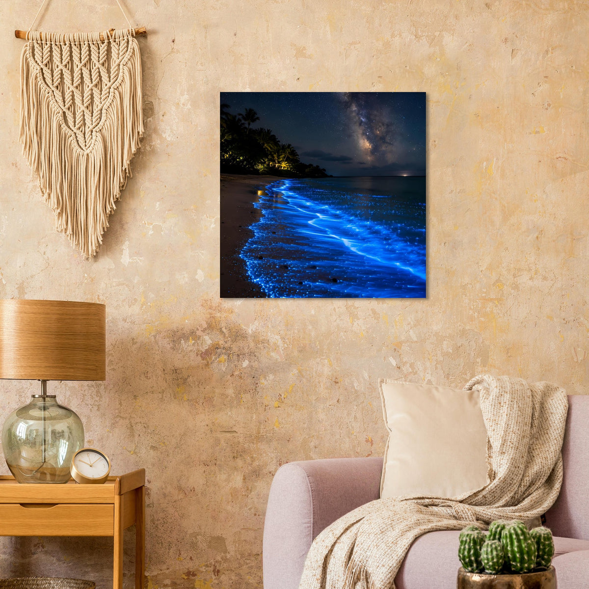 Poster mit blauem Leuchten auf Wasserfläche bei Nacht, im schwarzen Rahmen