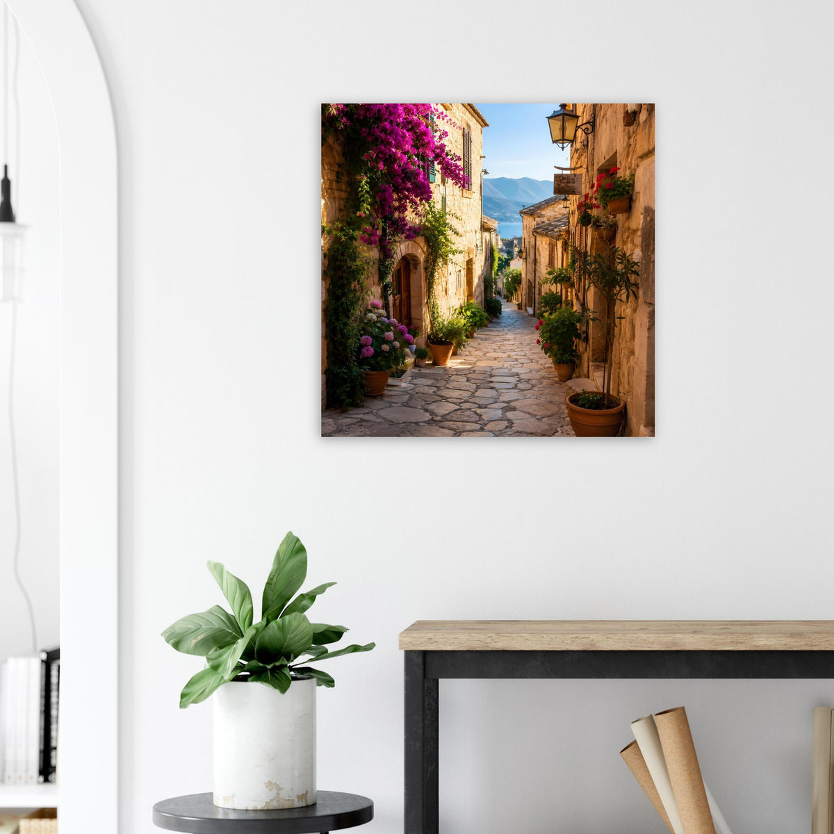 Quadratisches Poster: Steingasse mit lila Bougainvillea, Kübeln und Blick in die Ferne