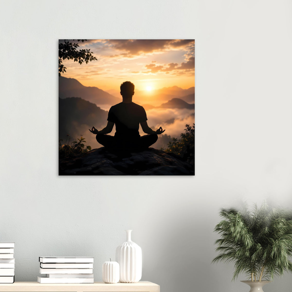 Quadratisches Poster mit Meditationssilhouette, goldener Sonnenuntergang über Berglandschaft