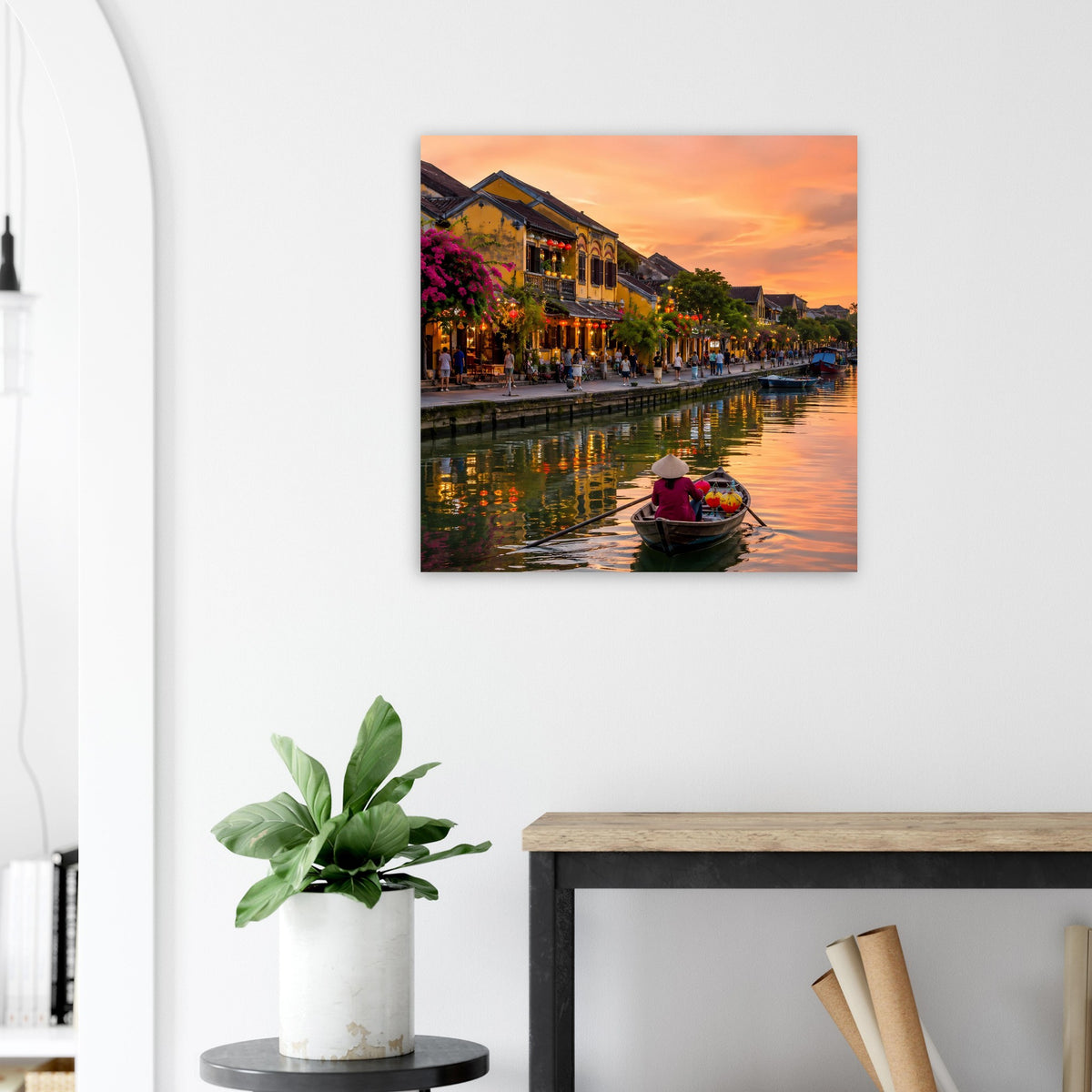 Wandposter mit Flusslandschaft und goldorangenem Himmel, Boot und Lichtreflexe
