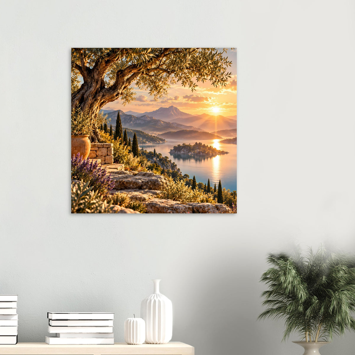 Kleines Poster im Querformat mit goldenem Sonnenuntergang über See, Berge und Zypressen