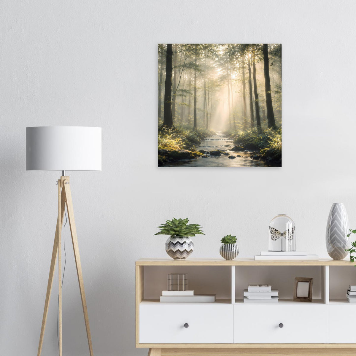 Gerahmtes Natur-Poster mit Waldlichtstrahlen und fließendem Bach, zentral platziert