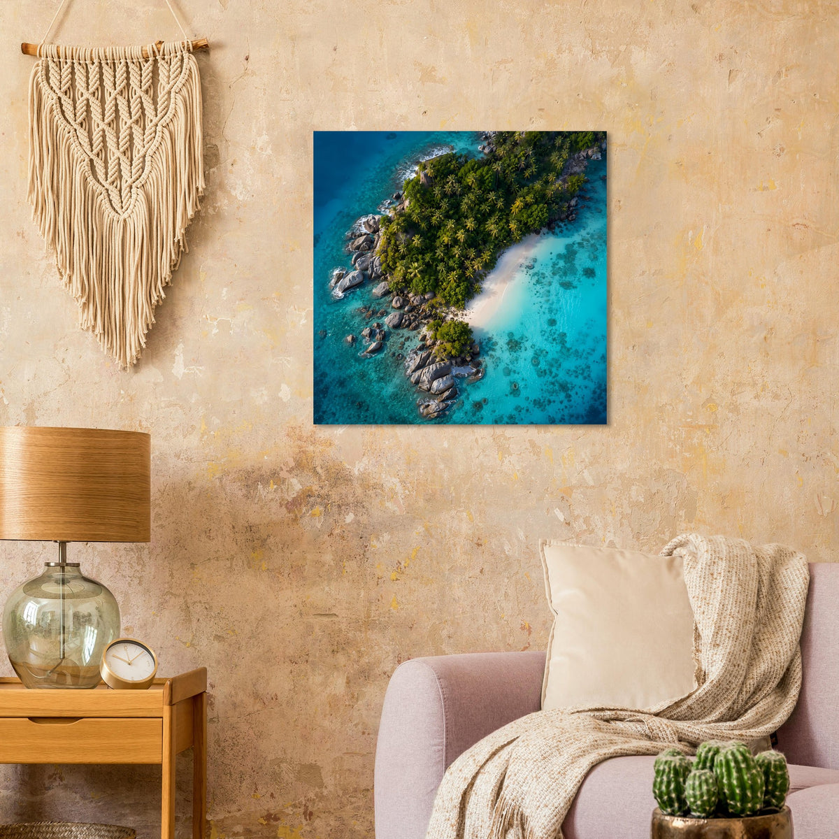 Poster an der Wand mit tropischer Küstenlandschaft: türkisblaues Wasser, grüne Vegetation, Felsen