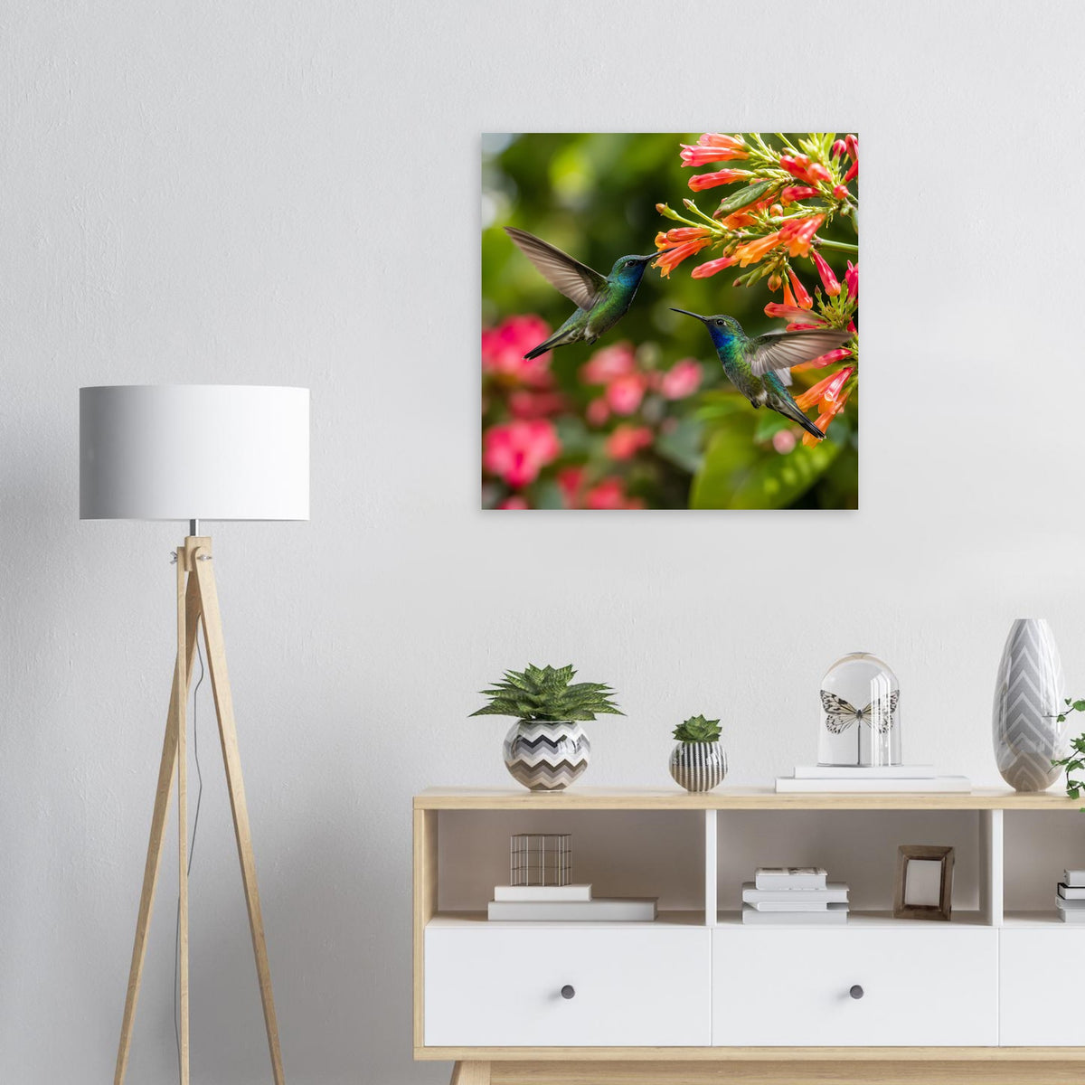 Wandposter mit Kolibris im Flug und roten Blüten