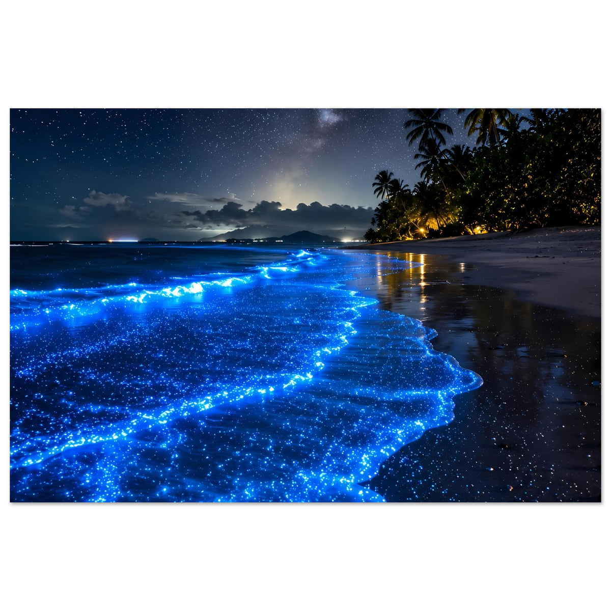 Poster mit leuchtenden blauen Meereswellen am tropischen Nachtstrand, horizontal
