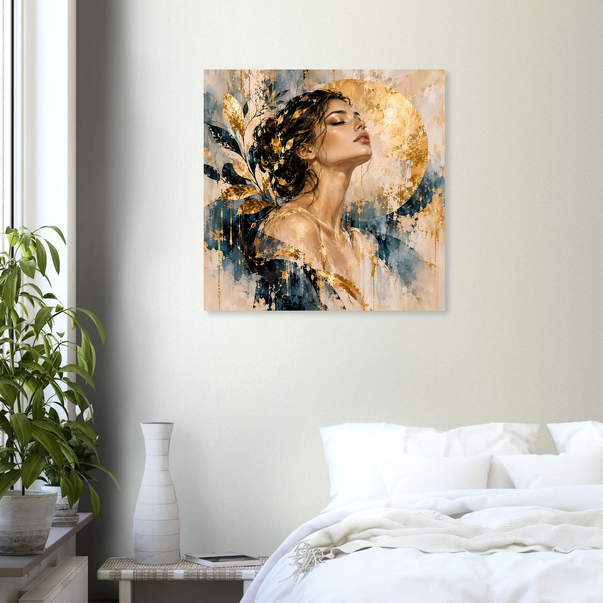 Quadratisches Kunst-Poster: Frauenprofil mit goldener Farbwolke und dunklen blauen Akzenten