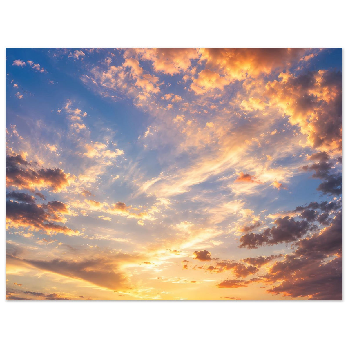 Horizontales Poster mit Sonnenuntergang am Horizont, warmen Wolken und goldenen Farben