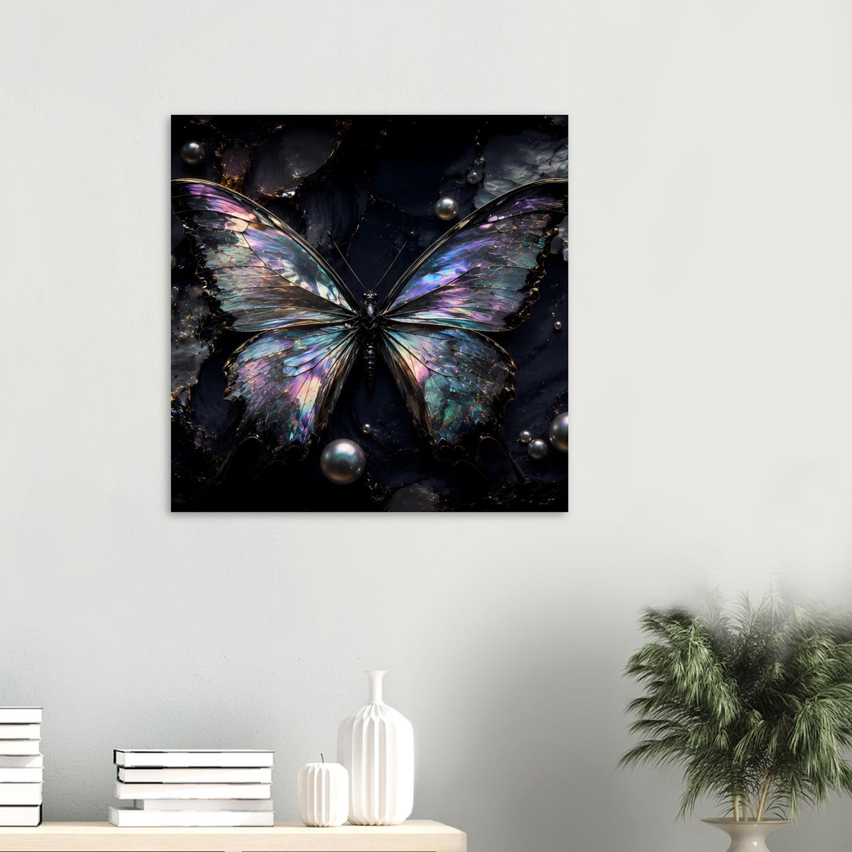 Quadratisches Poster mit schillerndem Schmetterling auf dunklem Hintergrund