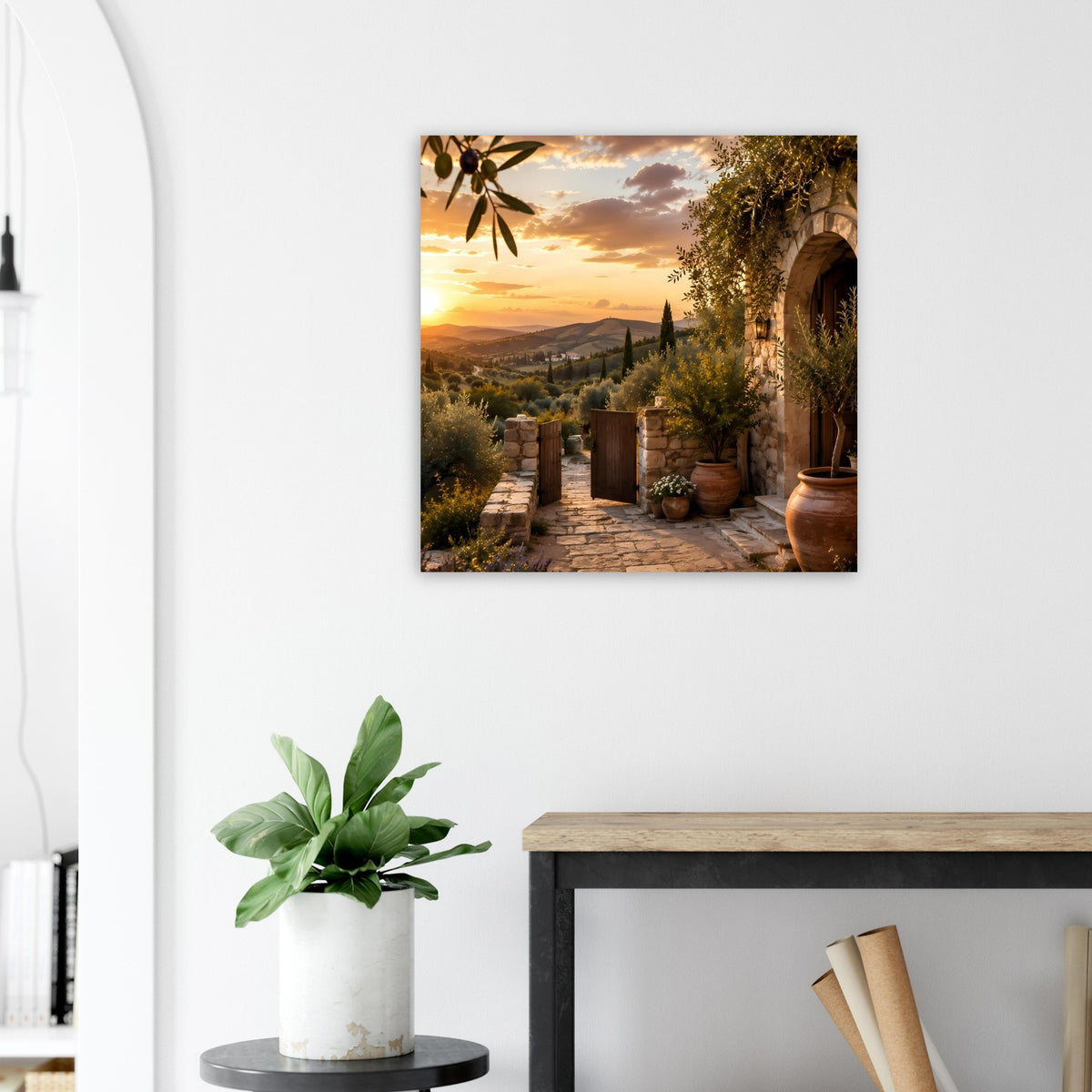 Wandposter mit mediterranem Terrassenweg, warmes Licht und Zypressen im Hintergrund
