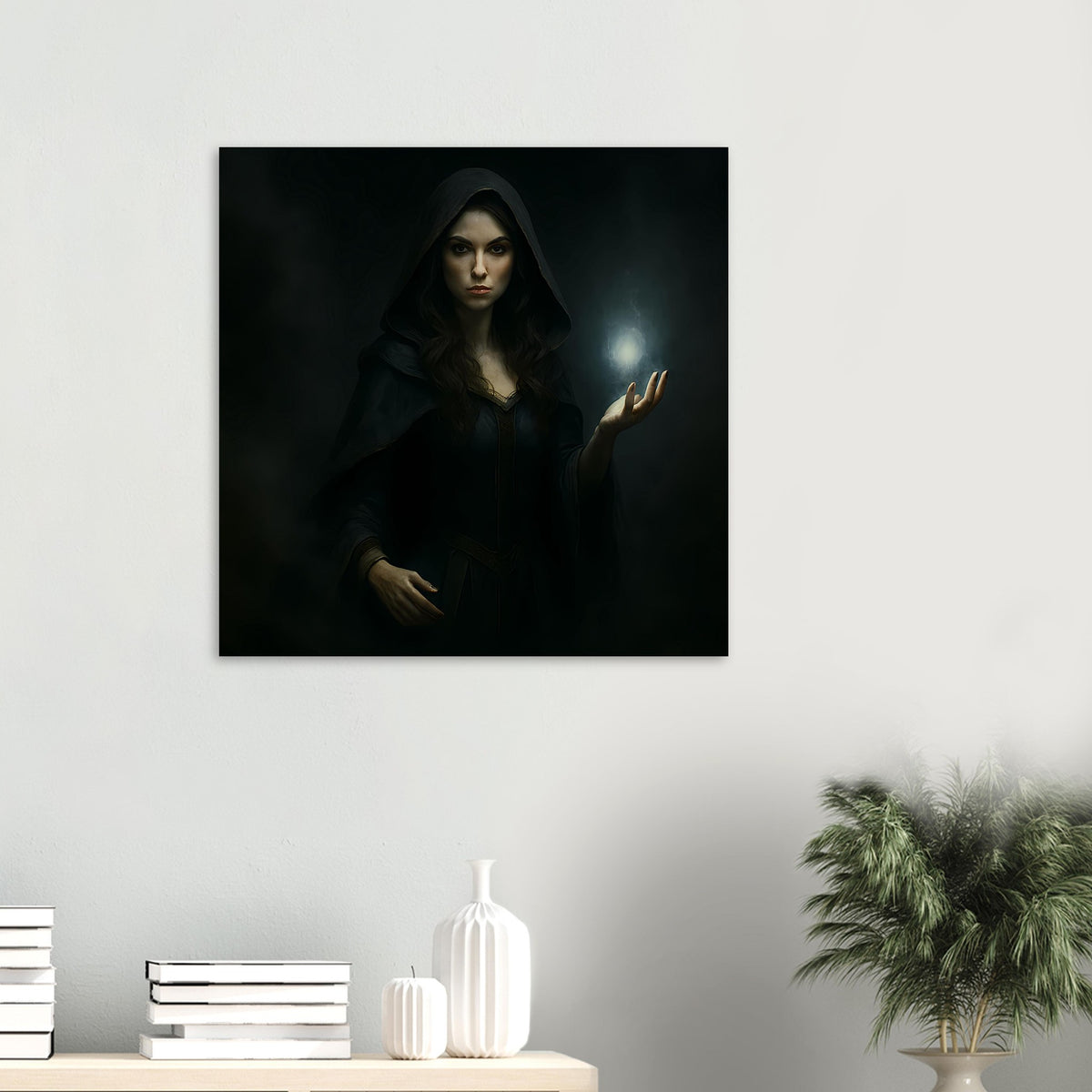Dunkles Fantasy-Poster: blickende Hexe im Kapuzenumhang, erhobene Hand mit leuchtendem Licht, schwarz gerahmt