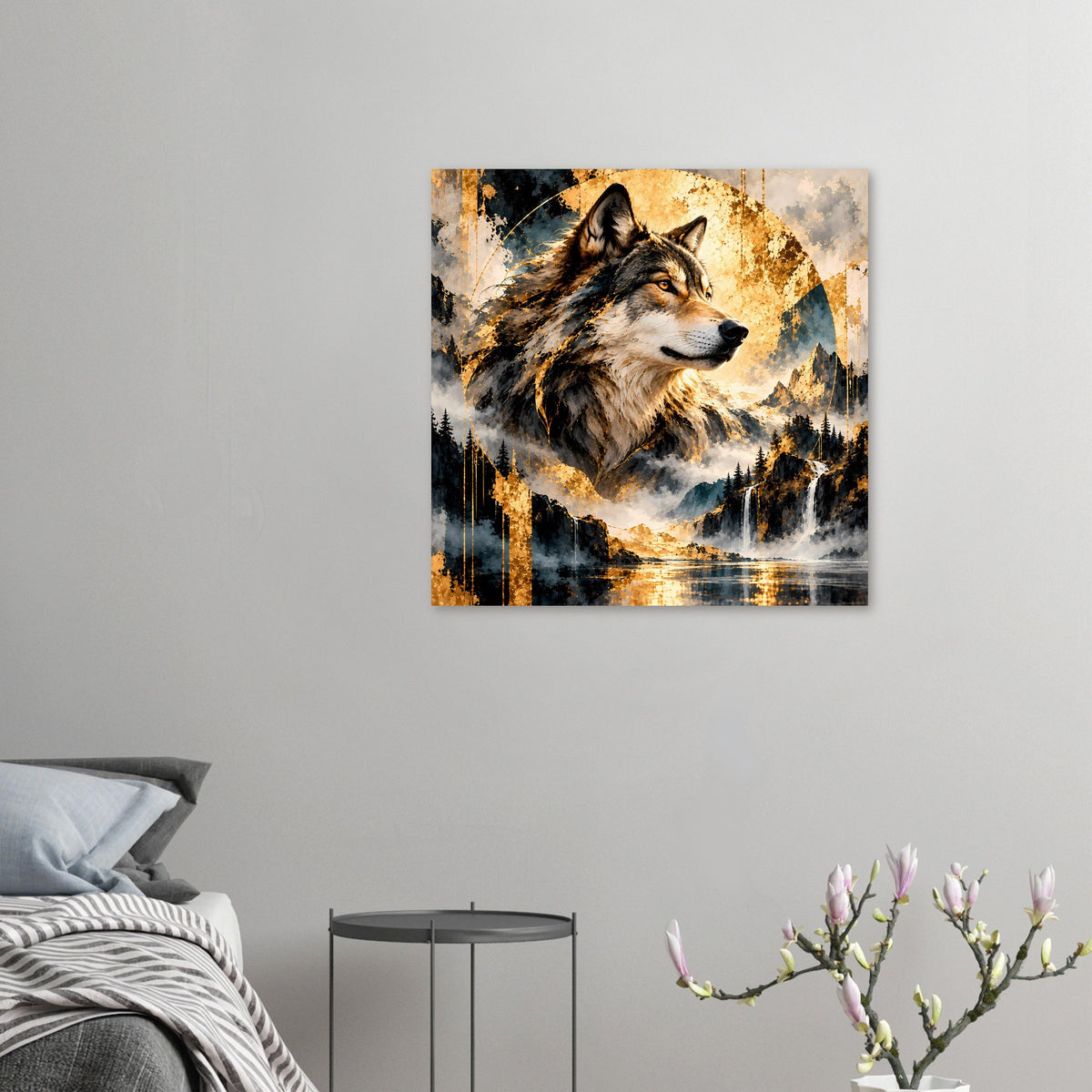Wolfs-Artposter in quadratischem Format mit Wolf im Wald, betont in warmen Goldtönen