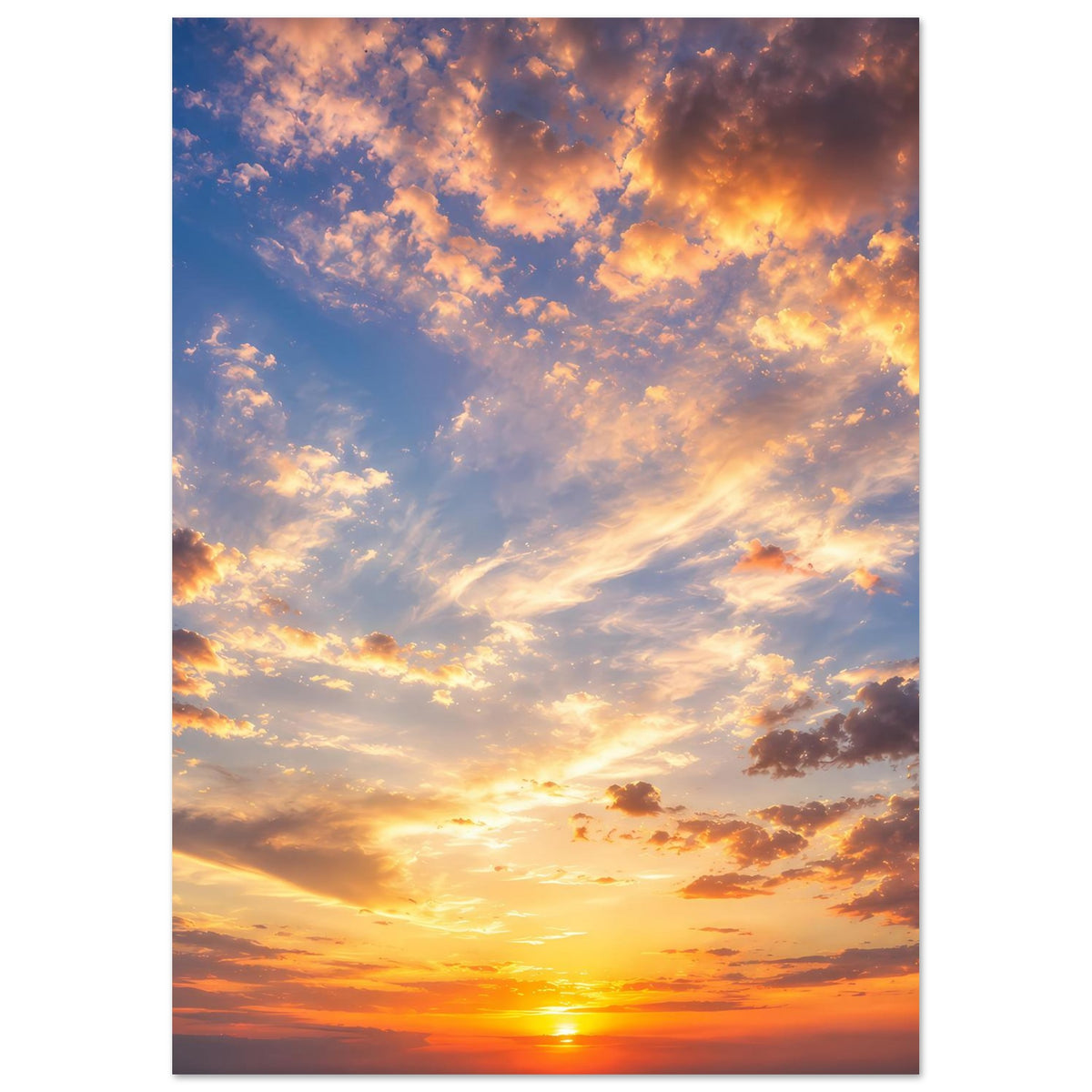 Vertikales Poster mit Sonnenuntergang, goldener Horizont und violett-blaue Wolken