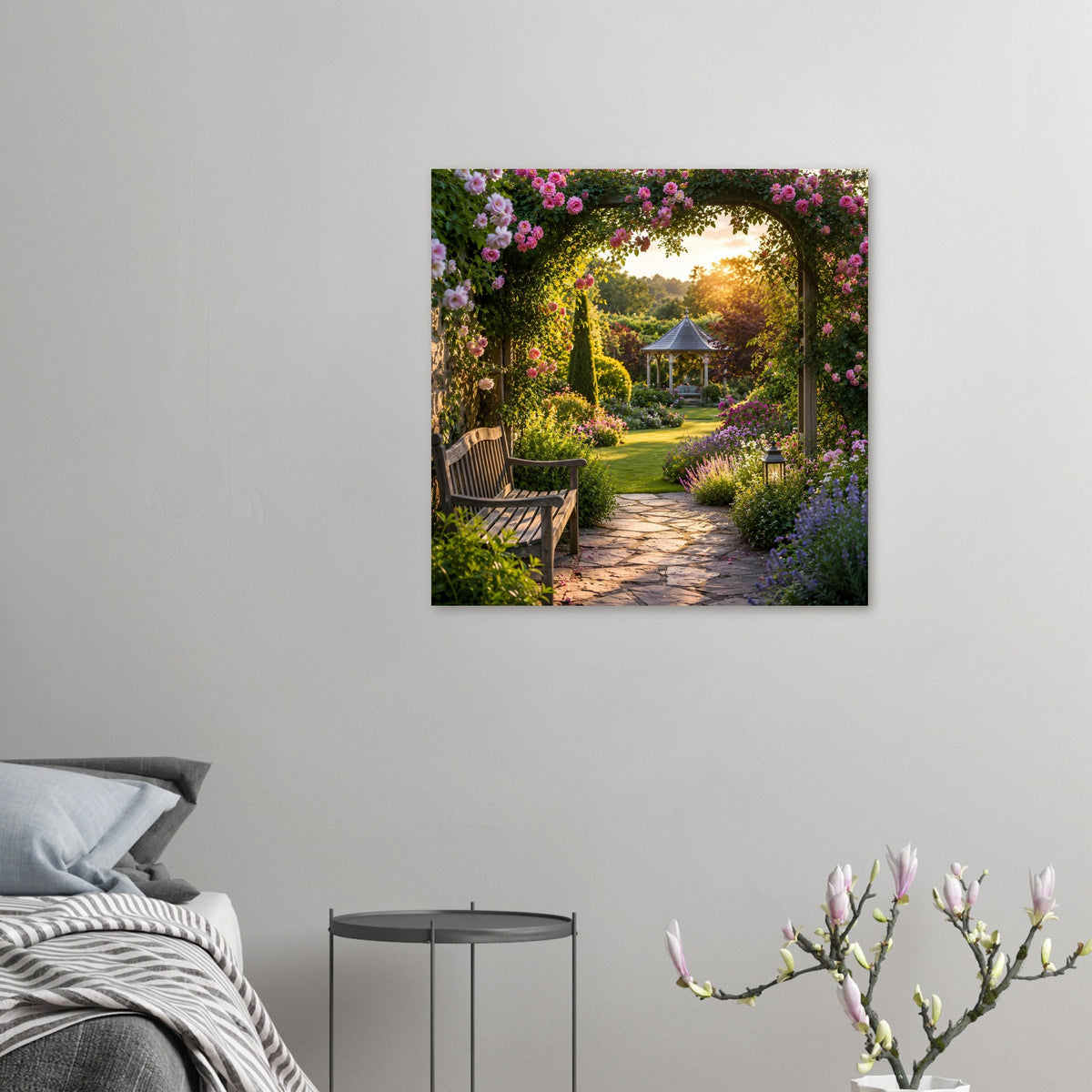 Kleines Gartenposter mit blühendem Torbogen, Wegpflaster, Holzbank und Pavillon