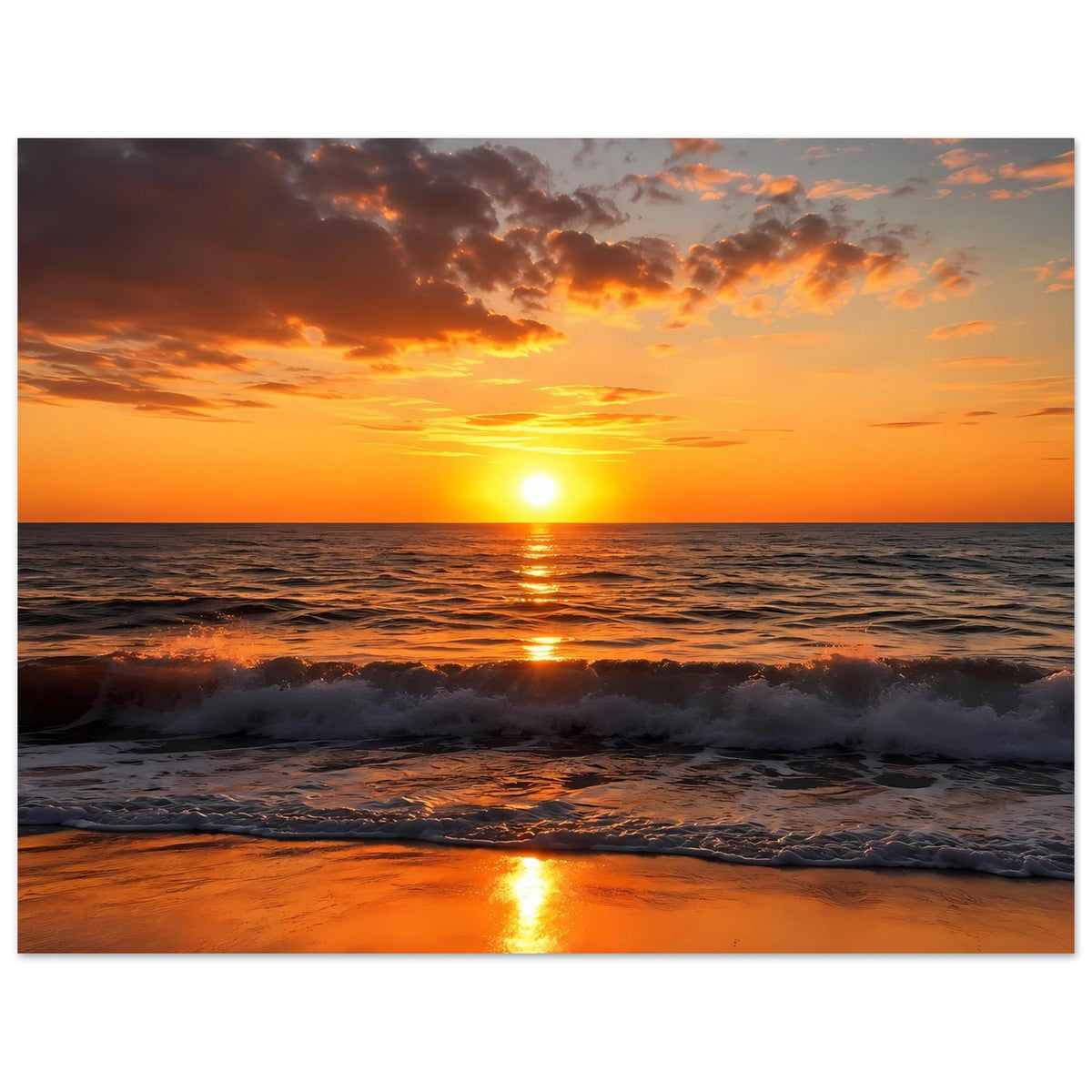 Horizontales Poster mit Sonnenuntergang über dem Meer, Sonne, Reflexionen und Wellen am Strand