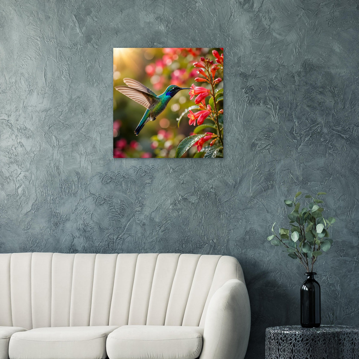 Quadratisches Poster mit Kolibri neben roten Blüten, kräftige Farben