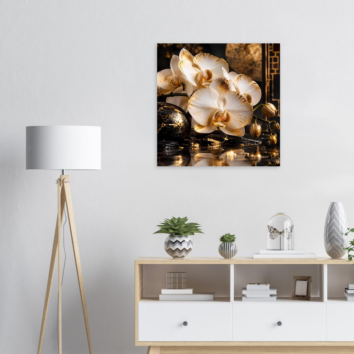 Poster mit weißer Orchidee, goldenen Akzenten und glitzernden Steinen