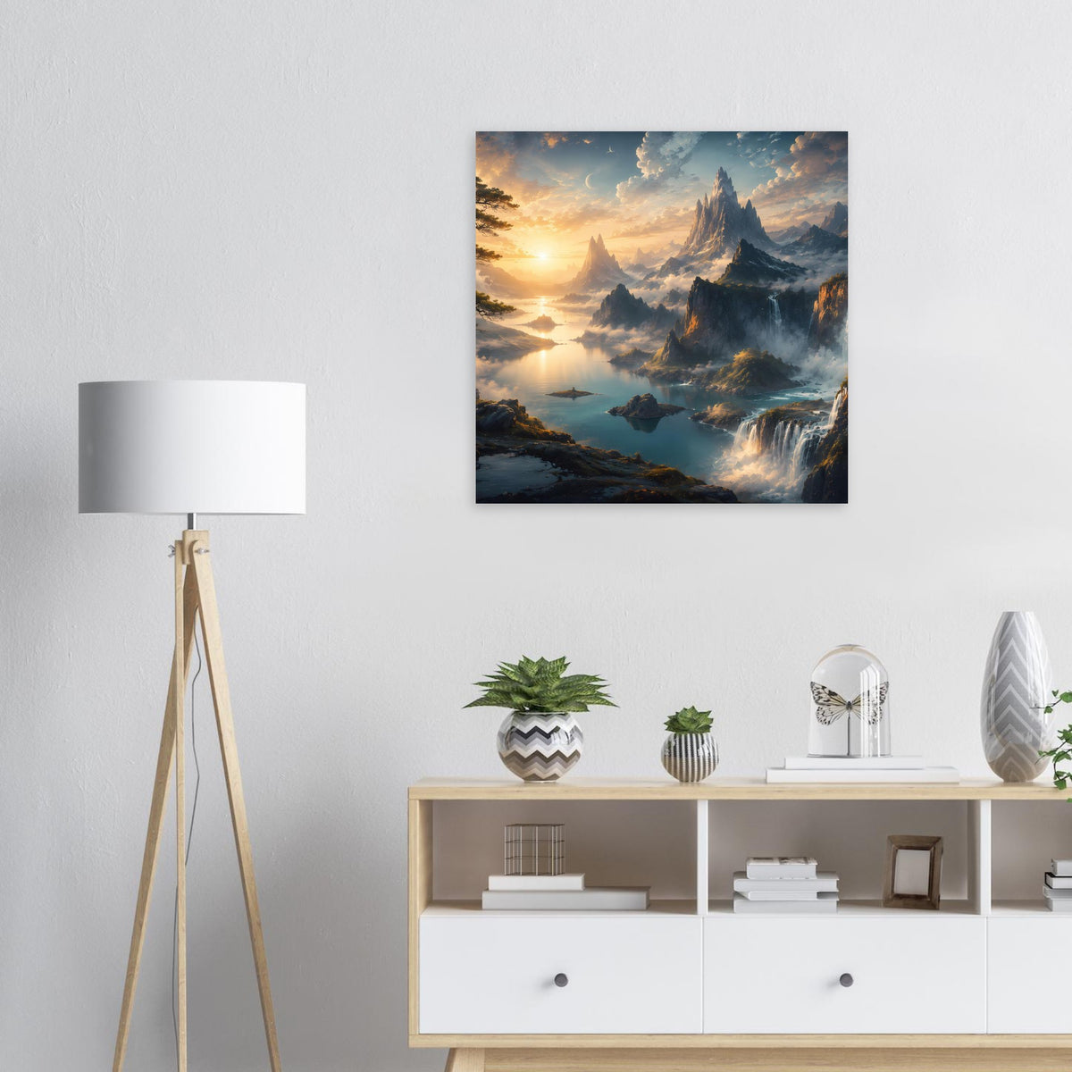 Quadratisches Wandposter mit Bergen, Wasserfall und goldenem Sonnenaufgang über einem See