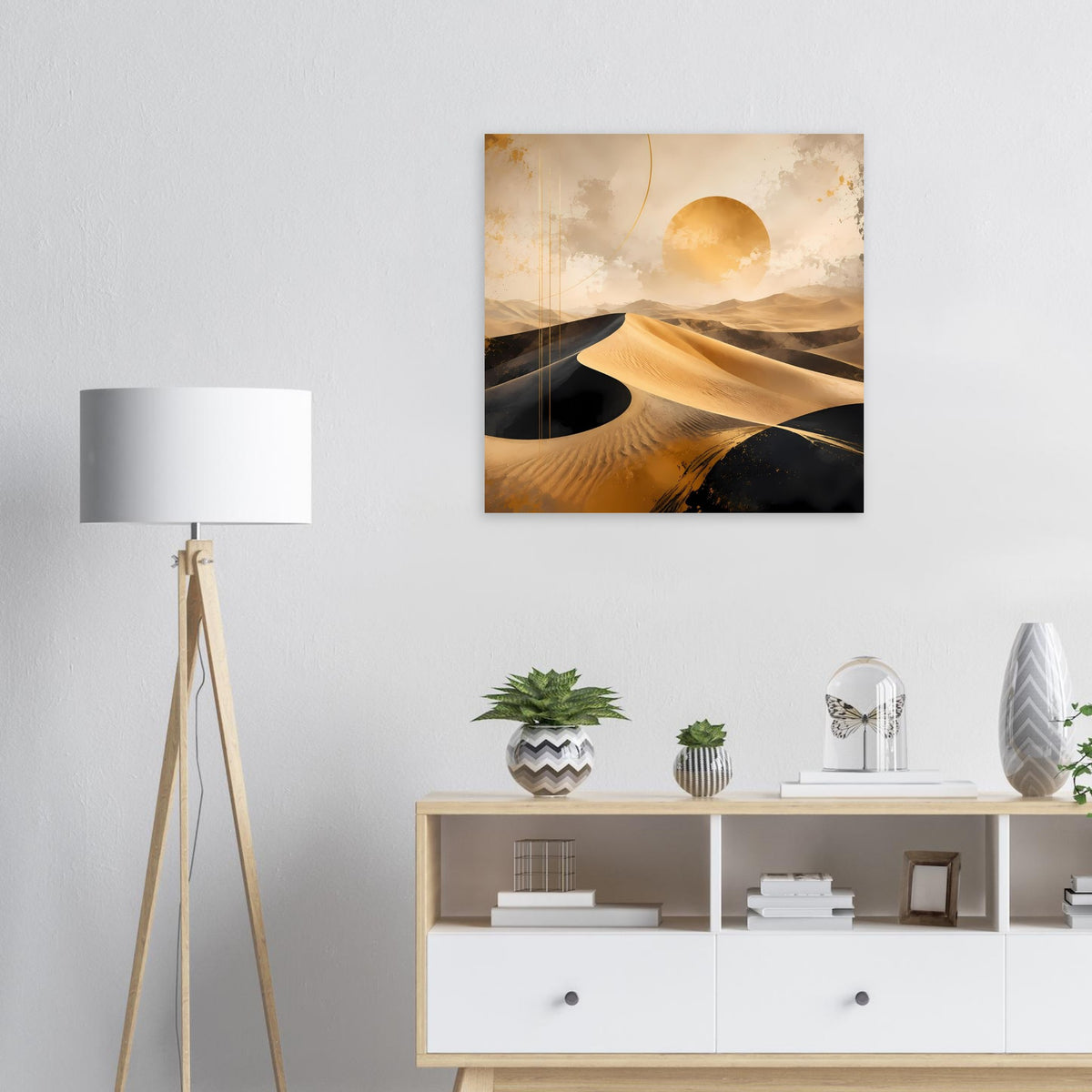Quadratisches Poster: goldene Dünen mit schwarzem Sand, runde Sonnenscheibe am Himmel