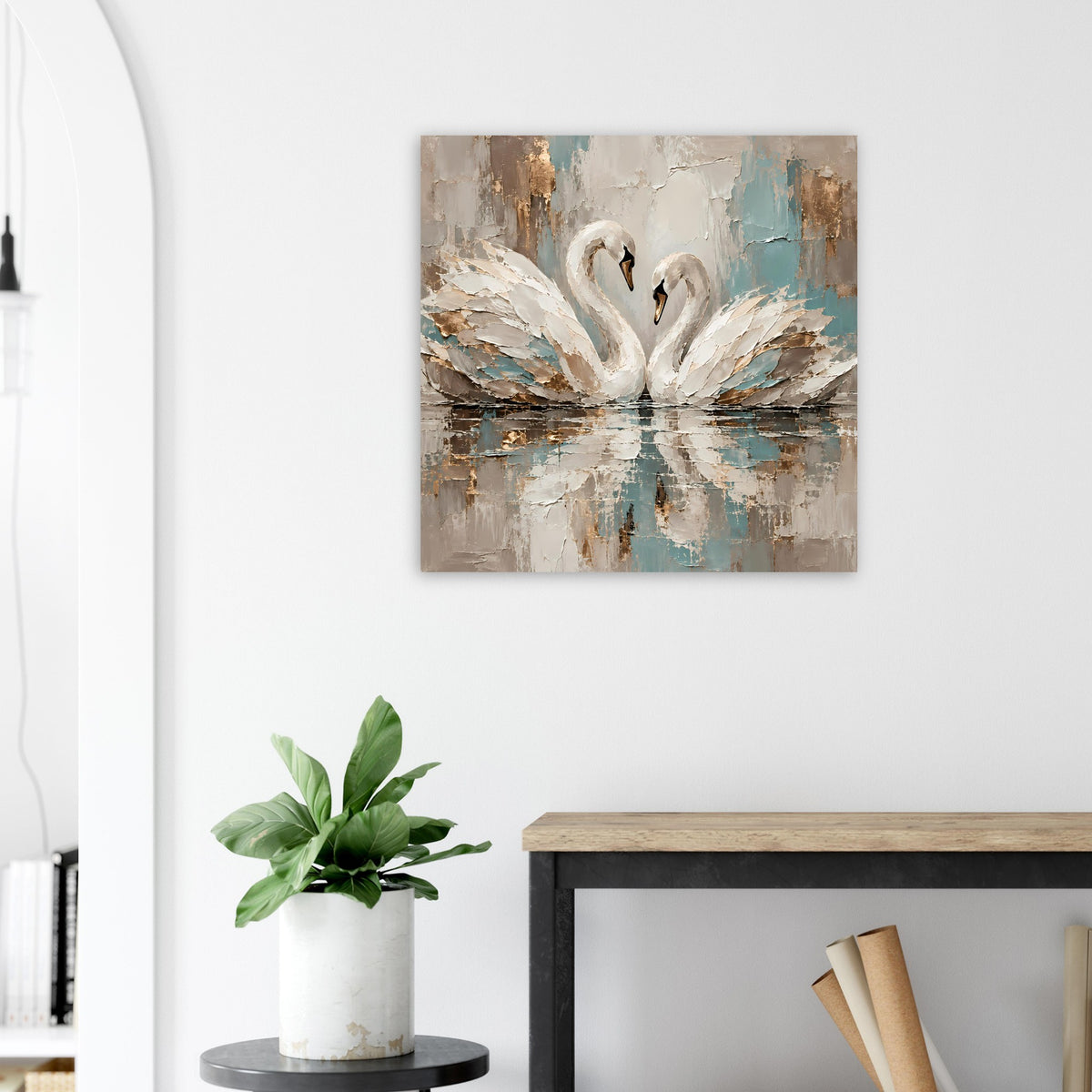 Kunstposter mit zwei Schwänen in Weiß, Akzenten in Blau und Gold, mit Wasserreflexion