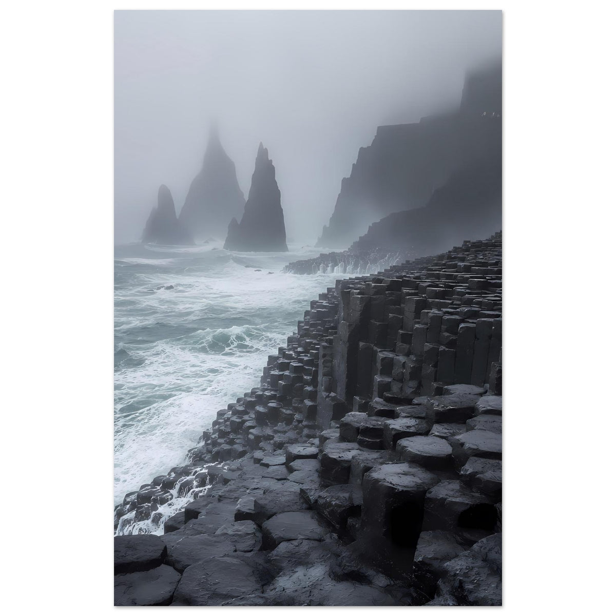 Basalt-Foto-Poster im Hochformat: Sechskantsäulen aus Basalt am Meer, Nebel