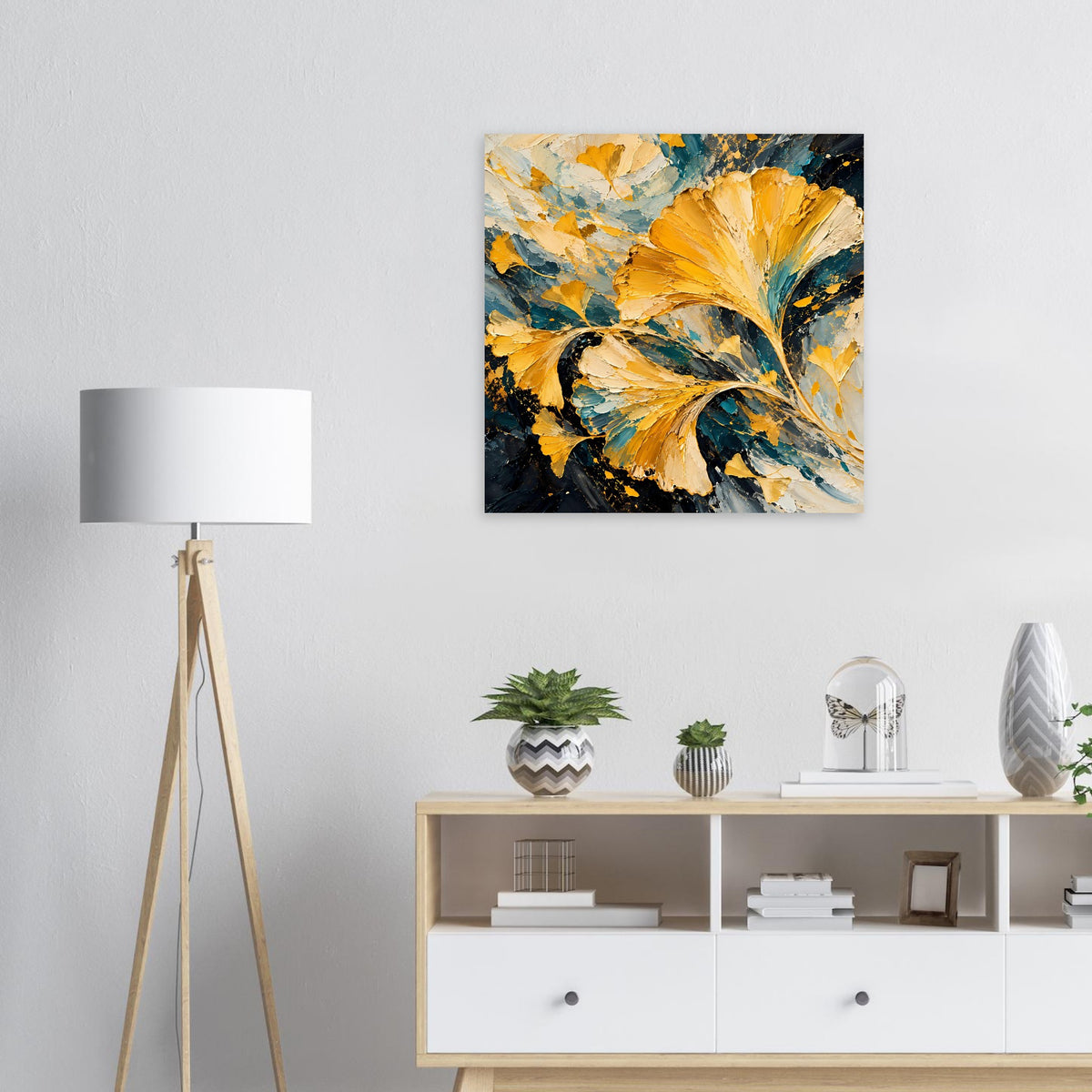 Quadratisches Wandposter mit abstrakten Ginkgo-Blättern in Gold, Teal und dunklem Blau im Rahmen.