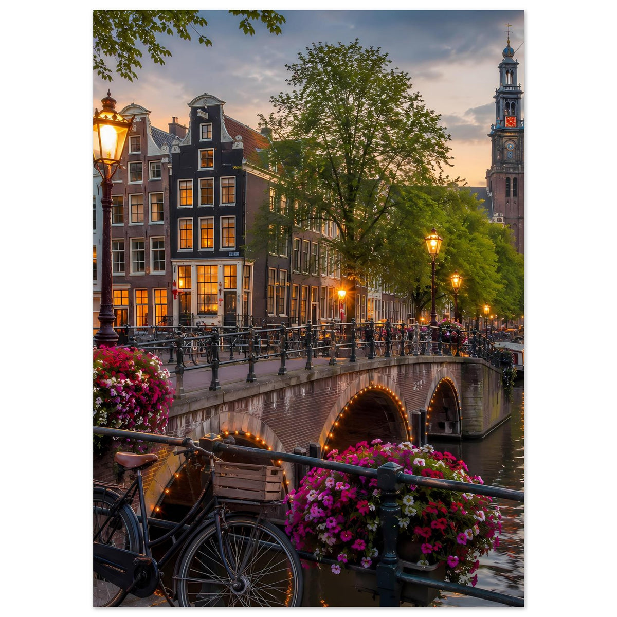 Poster mit Amsterdamer Gracht bei Abendlicht, Brücke im Hintergrund, Blumen und Fahrräder