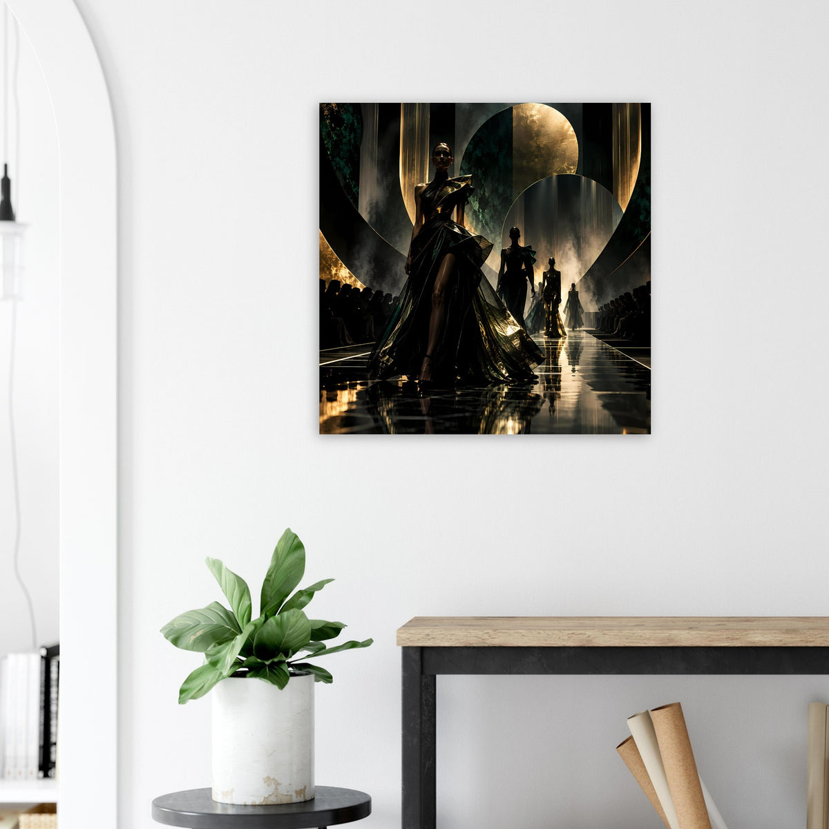 Quadratisches Poster mit gold umrahmten Schattenfiguren im dunklen Gang