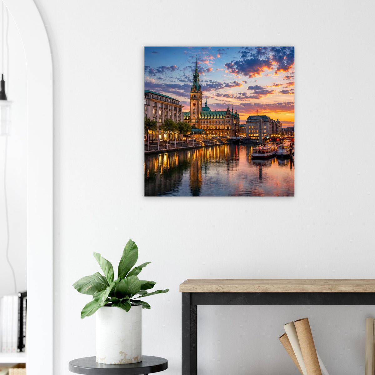 Quadratisches Wandbild im schwarzen Rahmen mit Sonnenuntergang über der Stadt und ruhigem Wasser