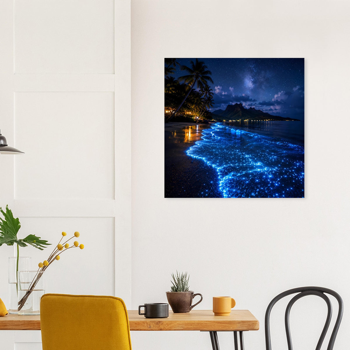 Quadratisches Wandposter mit blauem Leuchtband im Meer und palmengesäumter Küste
