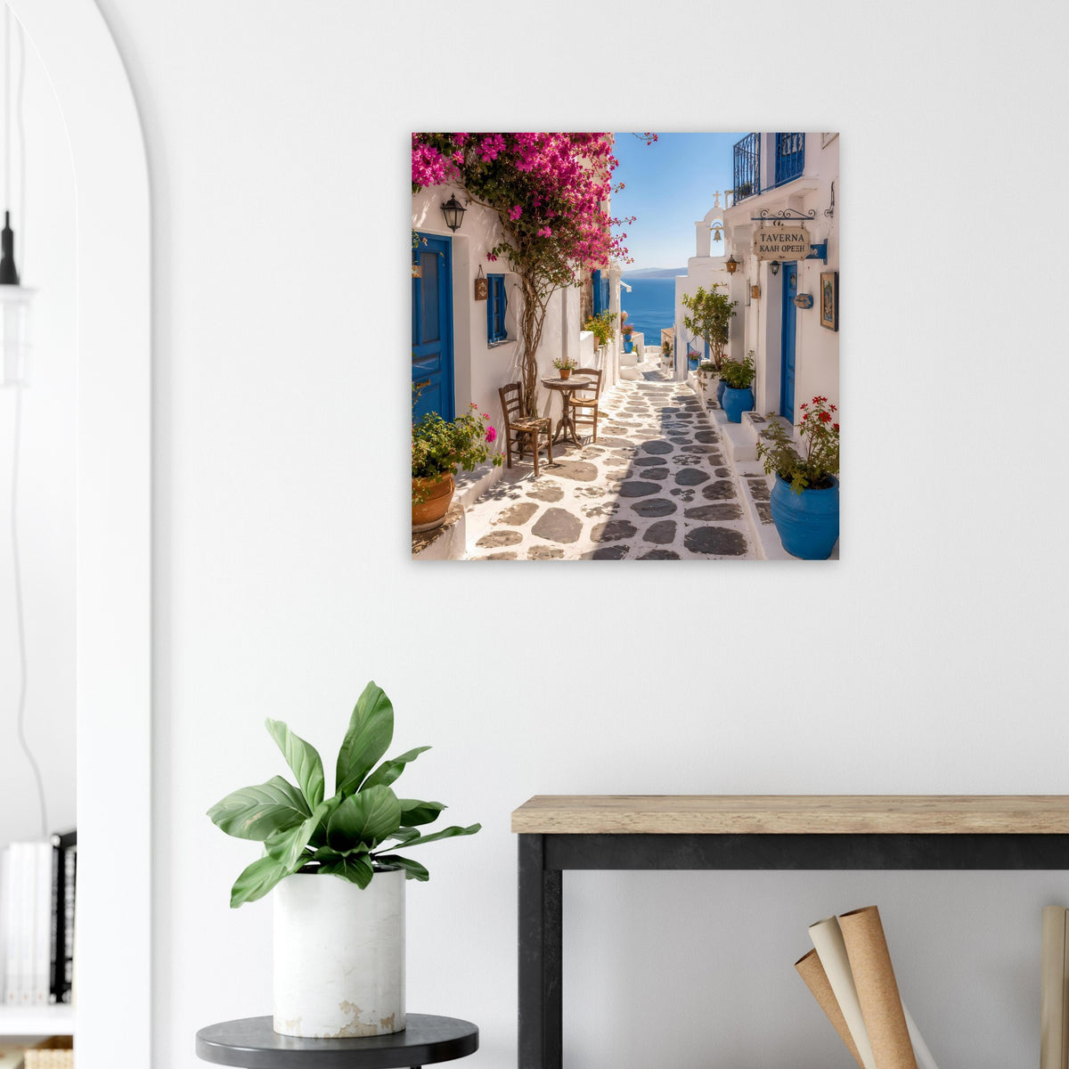 Wandposter mit mediterraner Gasse, gepflasterter Straße und pink blühender Bougainvillea