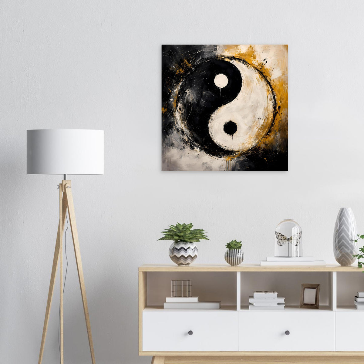 Abstraktes Yin-Yang Poster mit schwarzem, weißem Kreis und goldfarbenen Spritzern
